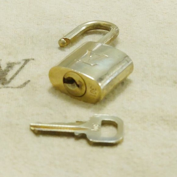 Authentic LOUIS VUITTON LV 10 SET PADLOCK KEY BAG CHARM CADENA GOLD PLATED - Picture 2 of 4